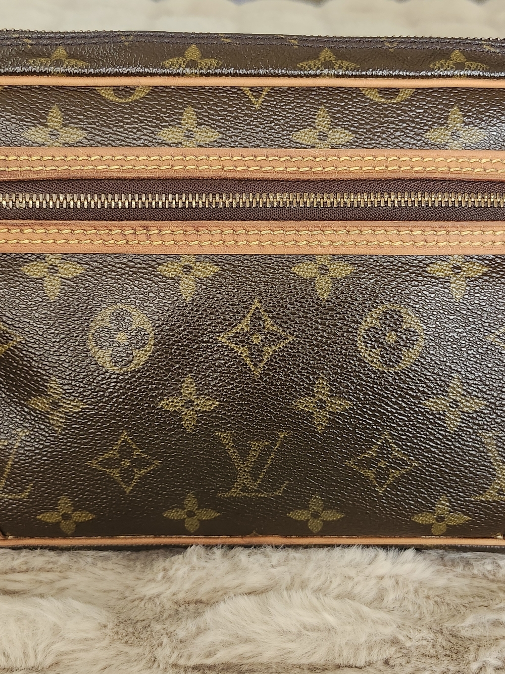 Louis Vuitton Monogram Marly Dragonne GM Wristlet - Picture 3 of 16